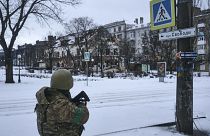 Un soldat ukrainien patrouille dans la rue à Bakhmout, région de Donetsk, Ukraine, 14 février 2023.