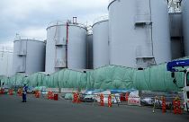 A megtisztított radioaktív víz tárolására szolgáló tartályok a fukusimai atomerőmű területén