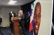 Ügyészi sajtótájékoztató, előtérben a meggyilkolt volt haiti elnök