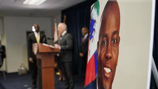 Ügyészi sajtótájékoztató, előtérben a meggyilkolt volt haiti elnök