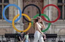 Símbolo dos Jogos Olímpicos frente à Câmara Municipal de Paris