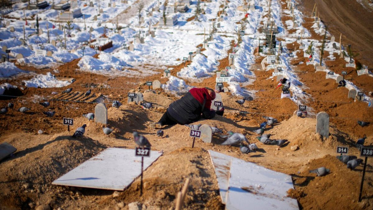خاکسپاری قربانیان زلزله در ترکیه