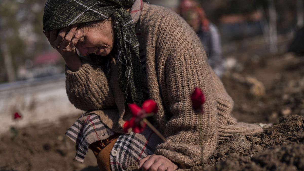 امرأة تركية من عائلة فاهيب تبكي في المقبرة بعد دفن أحد أقربائها من ضحايا الزلزال الذي ضرب منطقة حدودية بين تركيا وسوريا، 11 فبراير 2023