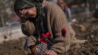 امرأة تركية من عائلة فاهيب تبكي في المقبرة بعد دفن أحد أقربائها من ضحايا الزلزال الذي ضرب منطقة حدودية بين تركيا وسوريا، 11 فبراير 2023