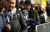 Flüchtlinge aus der Ukraine warten am Grenzübergang in Medyka im Südosten Polens