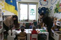Украинские дети быстро интегрируются в чешскую школьную систему, для родителей также важно передать им родные язык и культуру.