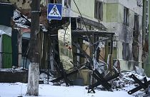 Orosz rakétatámadásban szétlőtt épületek Bahmut központjában