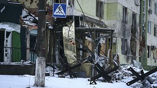 Orosz rakétatámadásban szétlőtt épületek Bahmut központjában