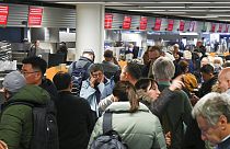 Des passagers attendent des informations à l'aéroport de Francfort, le 15.02.2023.