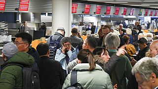 Des passagers attendent des informations à l'aéroport de Francfort, le 15.02.2023.