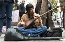 مونا در حال نواختن موسیقی در گوشه یکی از خیابان‌های تهران 