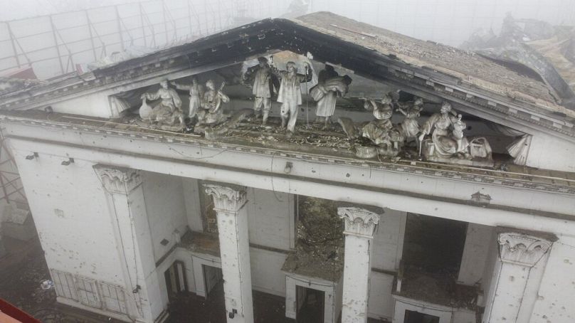 Здание драмтеатра в Мариуполе после бомбардировки