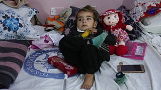  طفلة مصابة بالزلزال في مستشفى باب الهوى السوري على المعبر الحدودي مع تركيا، 12 شباط 2023.