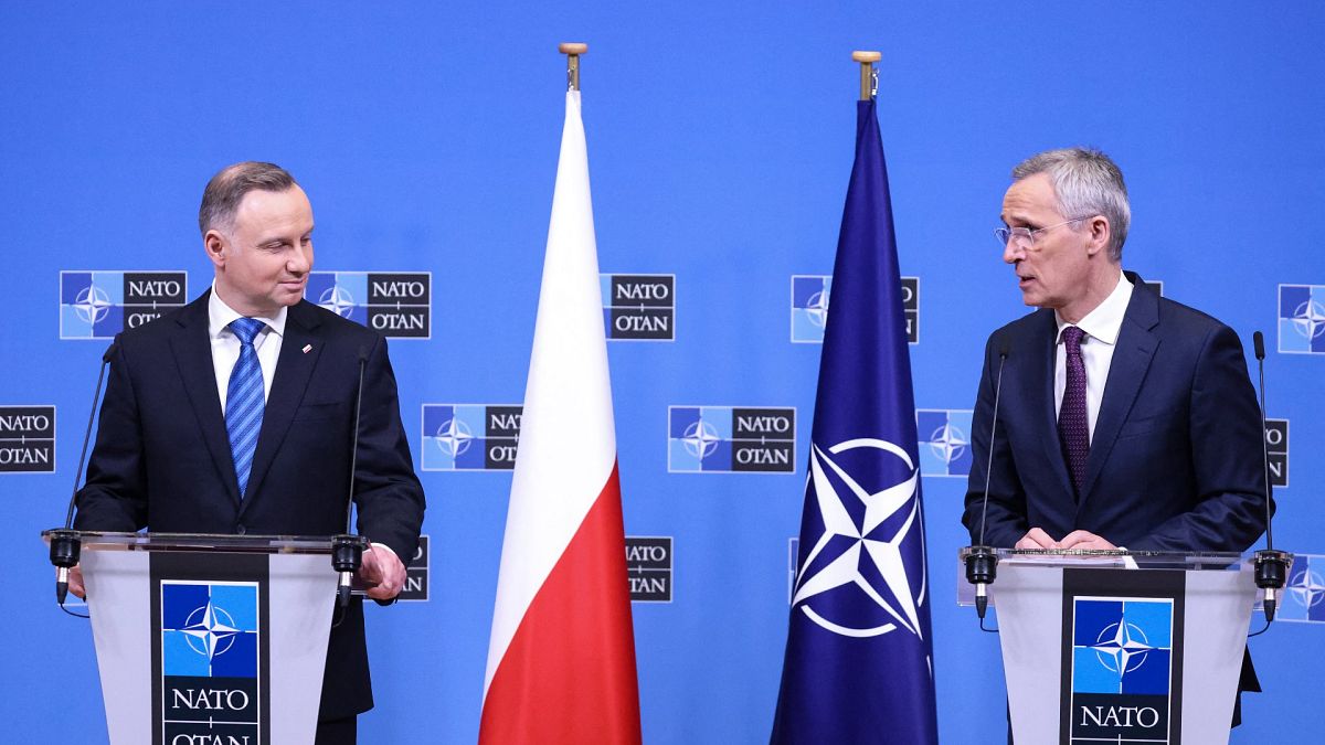 Le secrétaire général de l'Otan, Jens Stoltenberg (à droite) et le président polonais Andrzej Duda (à gauche) au siège de l'OTAN à Bruxelles - 15.02.2023