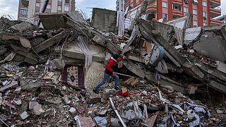 Busqueda bajo los escombros tras los terremotos en Turquía en Siria