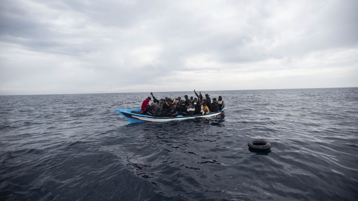 Archív fotó: megmenekült afrikai migránsok csónakja Líbiánál