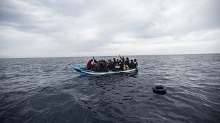 Archív fotó: megmenekült afrikai migránsok csónakja Líbiánál