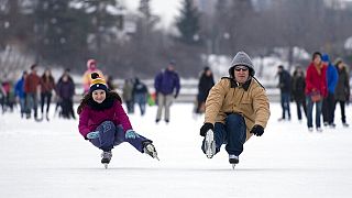 Bruce Driver, a New Jersey Devils korábbi NHL-játékosa (jobbra), és unokahúga, Hannah Driver korcsolyáznak a Rideau-csatornán 2015. január 18-án.