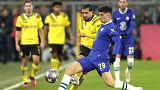 Emre Can (Borussia Dortmund, sárga mezben) és Kai Havertz (Chelsea) harcol a labdáért a Borussia Dortmund-Chelsea mérkőzésén Dortmundban 2023. február 15-én.
