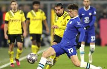 Emre Can (Borussia Dortmund, sárga mezben) és Kai Havertz (Chelsea) harcol a labdáért a Borussia Dortmund-Chelsea mérkőzésén Dortmundban 2023. február 15-én.