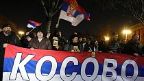 Eine serbische Flagge mit der Aufschrift "Kosovo" während einer Demonstration gegen die serbischen Behörden und den deutsch-französischen Plan zur Lösung des Kosovo-Problems