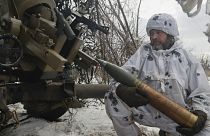 Un soldado ucraniano se prepara para disparar una artillería contra posiciones rusas cerca de Bajmut, región de Donetsk, Ucrania.