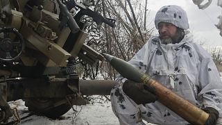 Un soldado ucraniano se prepara para disparar una artillería contra posiciones rusas cerca de Bajmut, región de Donetsk, Ucrania.