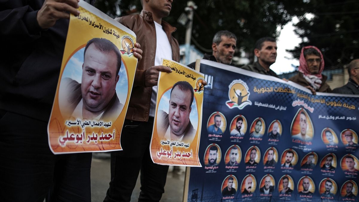 UNDP ofisi önünde toplanan bir grup, Filistinli tutuklulara yönelik baskıya karşı protesto etti