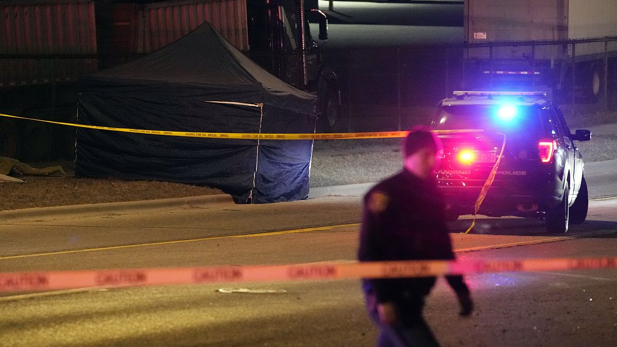 A Michigani Egyetemen elkövetett lövöldözés elkövetőjének holttestét takaró sátor 2023. február 14-én