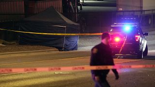 A Michigani Egyetemen elkövetett lövöldözés elkövetőjének holttestét takaró sátor 2023. február 14-én