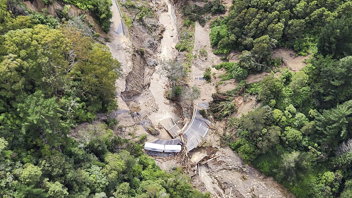 Una carretera entre Napier y Wairoa es arrasada por las aguas del ciclón en Nueva Zelanda.