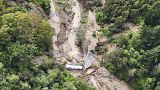 A estrada entre Napier e Wairoa, na Nova Zelândia, destruída pela força das águas e aluimento de terras