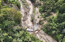 A estrada entre Napier e Wairoa, na Nova Zelândia, destruída pela força das águas e aluimento de terras