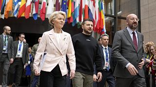 Der ukrainische Präsident Wolodymyr Selenskyj in Brüssel, eingerahmt von den EU-Spitzen Ursula von der Leyen und Charles Michel