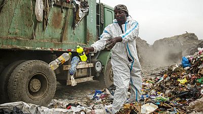 Kenya : près de 300 millions de vêtements usagés "brûlés ou jetés"
