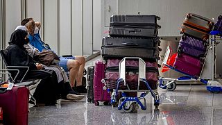 Des passagers attendent à l'aéroport de Francfort, le 27 juillet 2022