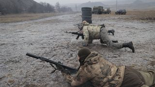 Orosz katonák lőgyakorlaton a kelet-ukrajnai Donyecki régióban
