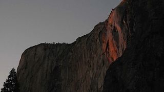 صورة مجتزأة من فيديو لما يطلق عليه اسم "شلال النار" في كاليفورنيا الأمريكية