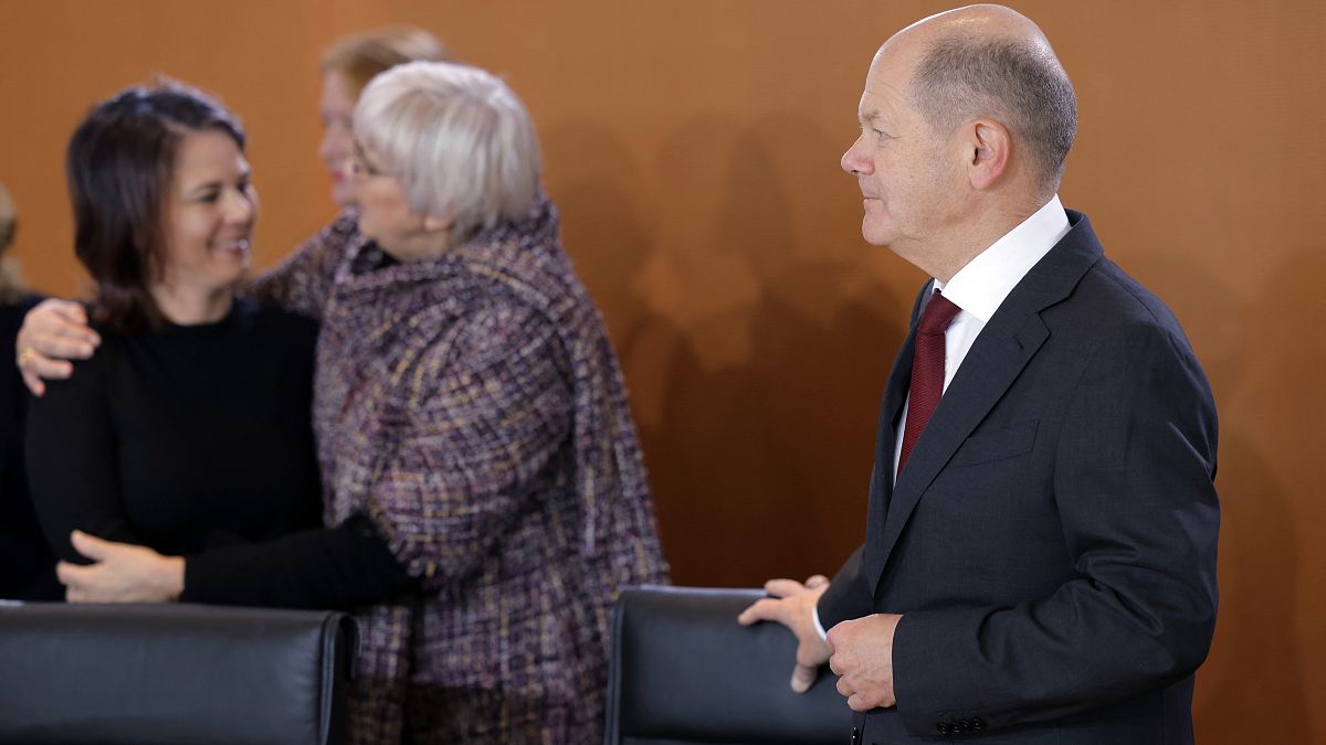 المستشار الألماني أولاف شولتز ينظر إلى وزيرة الخارجية الألمانية أنالينا بربوك إلى جانب مفوضة الحكومة الفيدرالية للثقافة والإعلام كلوديا روث