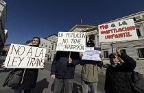 Demonstrant:innen gegen das "Transgender-Gesetz" mit Postern mit der Aufschrift "Verstümmelung ist nicht rückgängig zu machen" vor dem spanischen Kongress am 16. Februar.