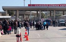 Des familles syriennes attendent au poste-frontière de Cilvegozu, en Turquie, pour pouvoir entrer en Syrie.