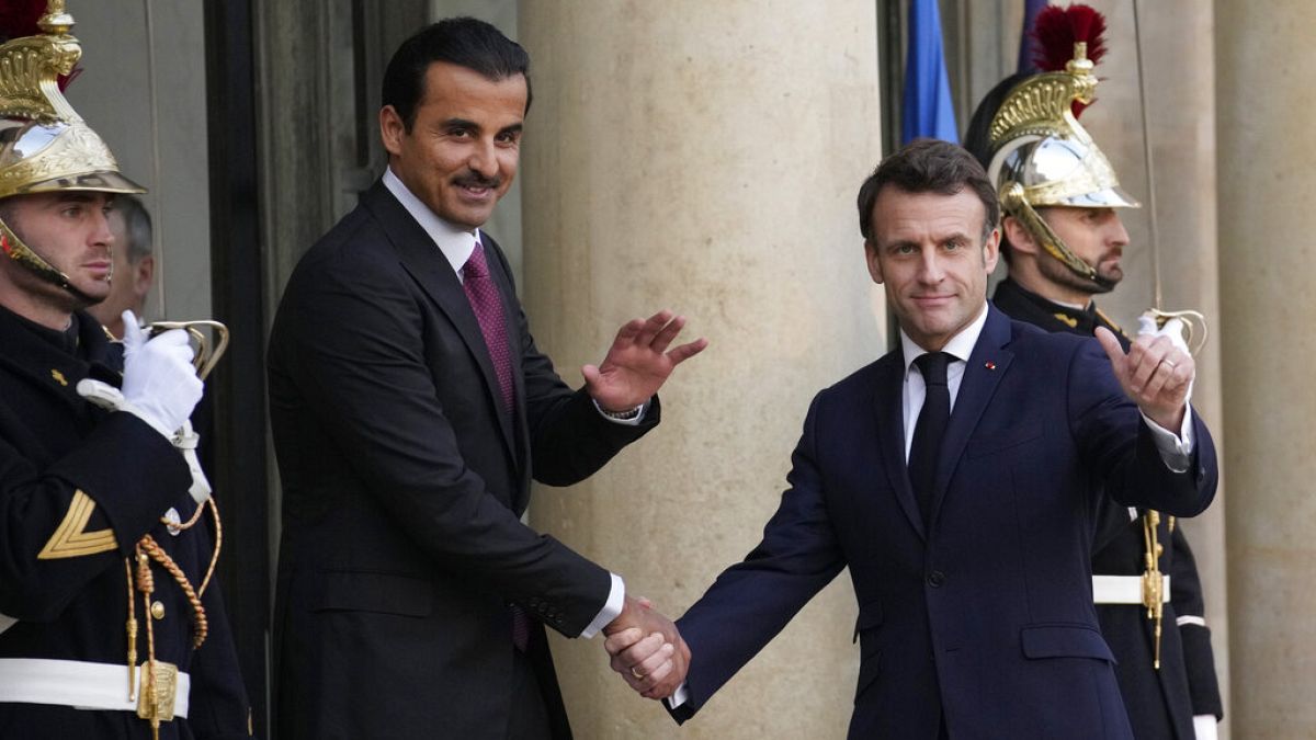 الرئيس الفرنسي إيمانويل ماكرون مع أمير قطر الشيخ تميم بن حمد آل ثاني قبل لقاء في قصر الإليزيه في باريس، فرنسا، 15 فبراير 2023