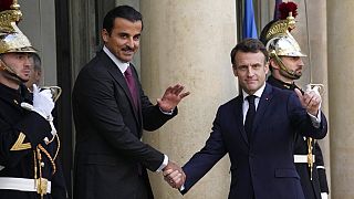الرئيس الفرنسي إيمانويل ماكرون مع أمير قطر الشيخ تميم بن حمد آل ثاني قبل لقاء في قصر الإليزيه في باريس، فرنسا، 15 فبراير 2023