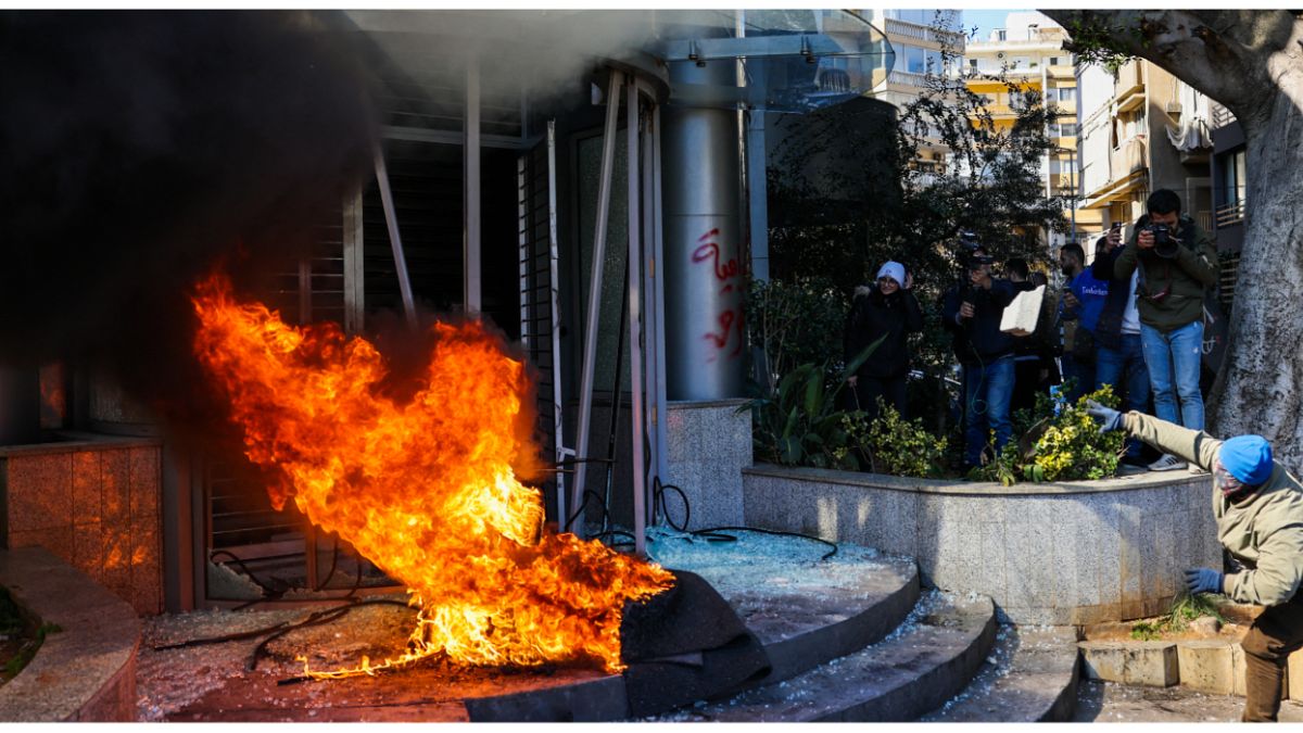 عشرات المحتجين يحطمون واجهات المصارف في بيروت ويحرقون الإطارات