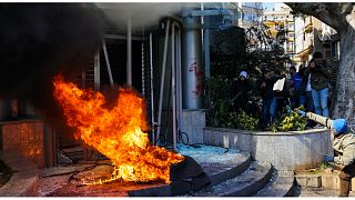 عشرات المحتجين يحطمون واجهات المصارف في بيروت ويحرقون الإطارات