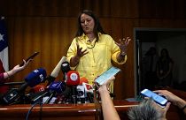 قاضی پائولا پلازا پس از دریافت گزارش کارشناسان بین‌المللی پزشکی قانونی درباره علت مرگ شاعر شیلیایی پابلو نرودا، در سانتیاگو شیلی، چهارشنبه  ۱۵ فوریه ۲۰۲۳، 