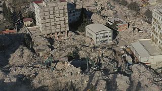 مواصلة إزالة الأنقاض بحثاً عن مفقودين ت��ت المباني المدمرة جراء الزلزال المميت، مدينة كهرمانماراس، جنوب تركيا، 15 فبراير 2023.