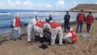 فريق الإنقاذ التابع للهلال الأحمر الليبي ينتشل جثث المهاجرين