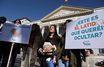 مواطنون أمام البرلمان الاسباني في مدريد
