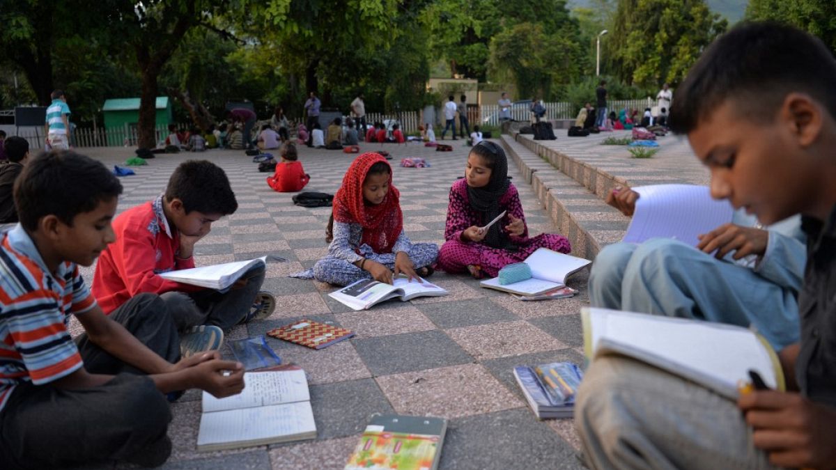 صورة من الارشيف- مدرسة مؤقتة في حديقة بإسلام أباد، باكستان.